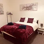 Luxury Suite 3 Bed Apartment Sleeps 6-8