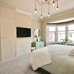 Xxhot Tubxx 4Bed Semi, Sleeps 8, 2 Bathrooms
