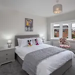 Fantastic! Family Home: Free Parking