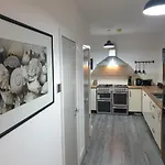 Stunning 5 Bed House, 2 Mins To Beach And Town, With Free Parking