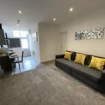 Newly Refurbished Clarendon Apartments, Free Wifi, Parking