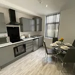 Newly Refurbished Clarendon Apartments, Free Wifi, Parking