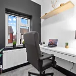 Luxury By The Sea, Beautiful 3 Bedroom House With Fast Wifi, King Bed, Lovely Garden! Blackpool\'S Finest Getaway Experience For Up To 8 Guests!