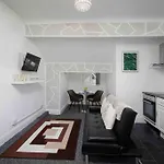 Beautiful Apartment 5 - Free Parking & Long Stays