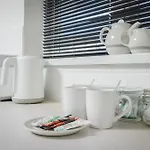 Barton Beachside - Comfort Onebedroom Apartment, Double & Sofabed - Central Beach & Promenade Location - Over 21\'S, Family Friendly Only, Id Required, Stairs Access, Free Parking