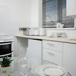 Barton Beachside - Comfort Onebedroom Apartment, Double & Sofabed - Central Beach & Promenade Location - Over 21\'S, Family Friendly Only, Id Required, Stairs Access, Free Parking