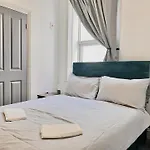 Cosy 1 Bedroom Apartment Next To Winter Gardens With Free On-Site Parking, Blackpool