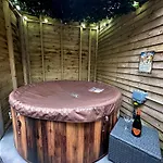 Albert Luxury Hottub & Jacuzzi Apartments