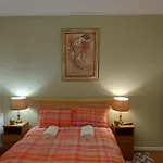 The Enigma - 2 Master Bedrooms Sleeps 6