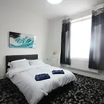 Henthorne Choice - Large Property - Close To Town Centre