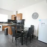 Henthorne Choice - Large Property - Close To Town Centre