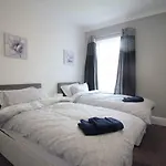 Henthorne Choice - Large Property - Close To Town Centre