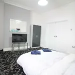 Henthorne Choice - Large Property - Close To Town Centre
