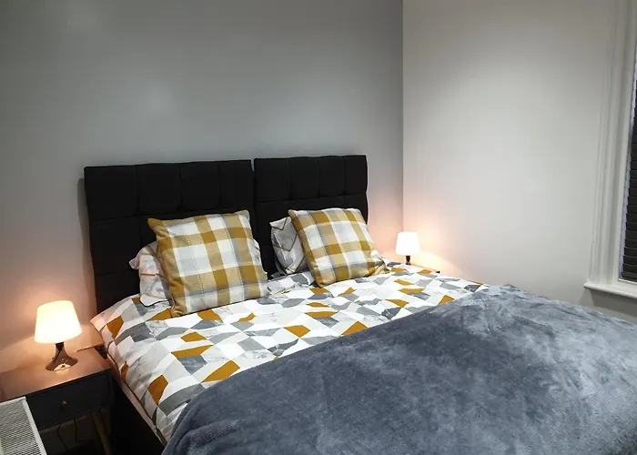 Stunning 5 Bed House, 2 Mins To Beach And Town, With Free Parking