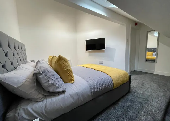 Newly Refurbished Clarendon Apartments, Free Wifi, Parking