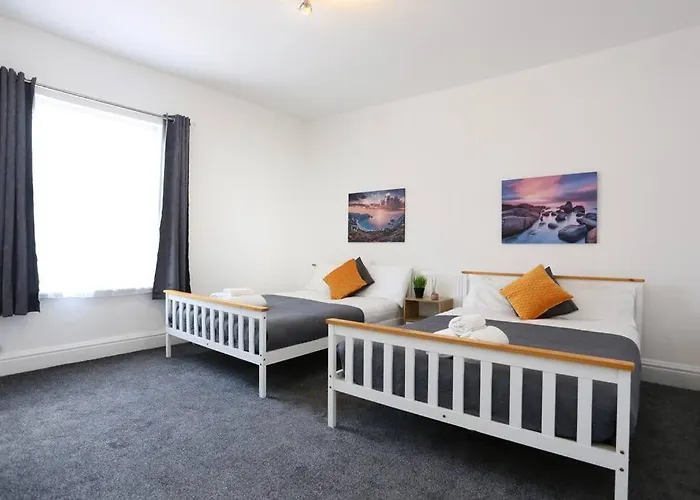 Modern Blackpool Home - Central Location With Parking