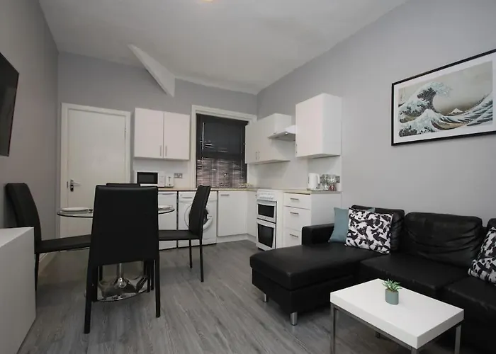 Barton Beachside - Penthouse Twobedroom Apartment, Double & Twins - Central Beach & Promenade Location - Over 21\'S, Family Friendly Only, Id Required, Stairs Access, Free Parking