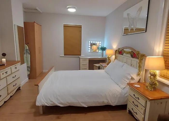 The Enigma - 2 Master Bedrooms Sleeps 6