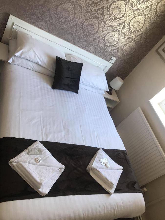 The Feathers 3* Blackpool