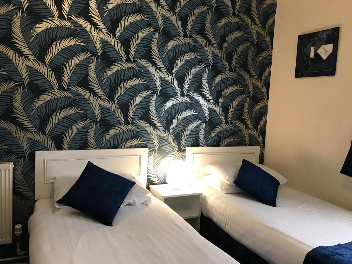 Bed & Breakfast The Feathers 3*