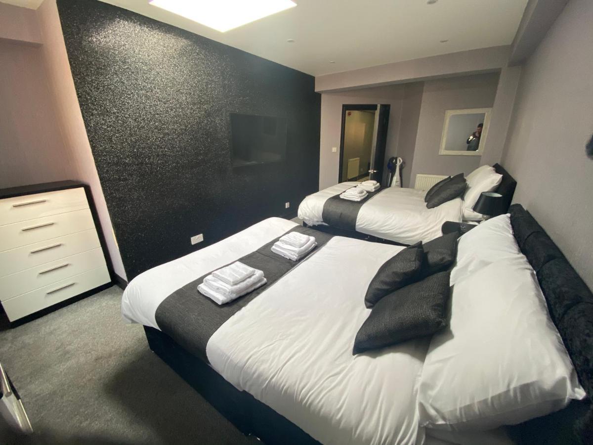 Boutique 2 Bed Grey Sleeps 10 *