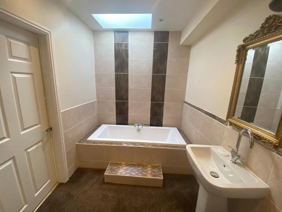 Boutique 2 Bed Gold Sleeps 10 Apartment Blackpool