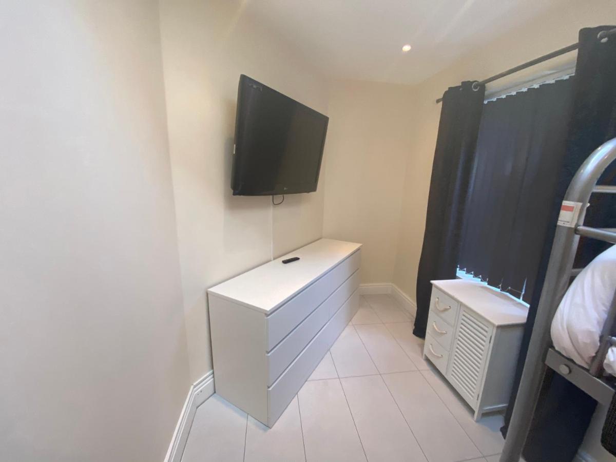 Boutique 2 Bed Gold Sleeps 10 *