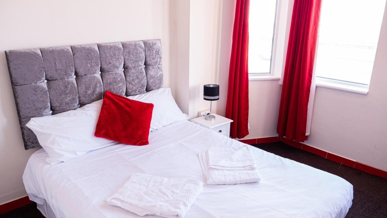 Hello Roomz - Pleasure 3* Blackpool