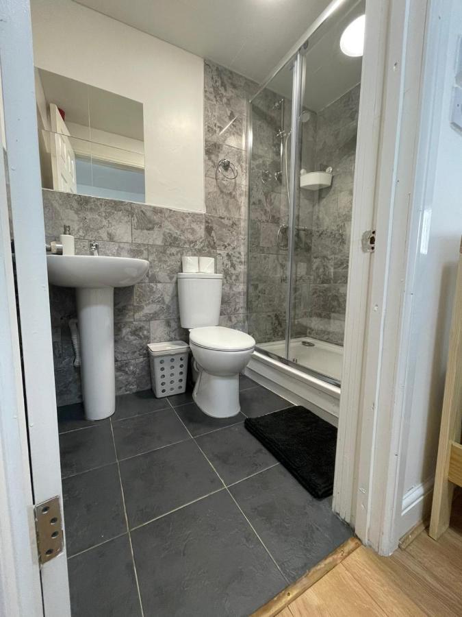 Guest house Ariana House Hotel-families And Couples Only *