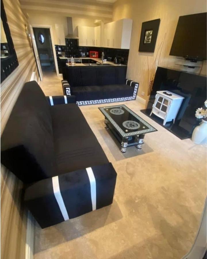 Boutique 2 Bed Gold Sleeps 10 Apartment