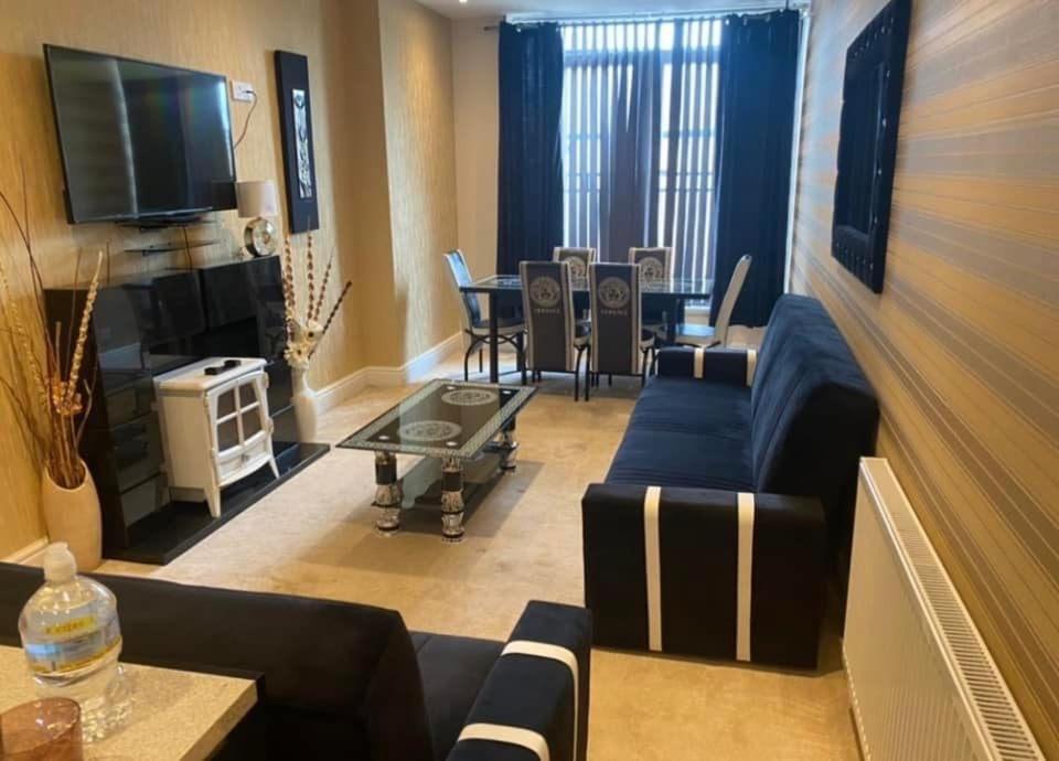 Boutique 2 Bed Gold Sleeps 10 *