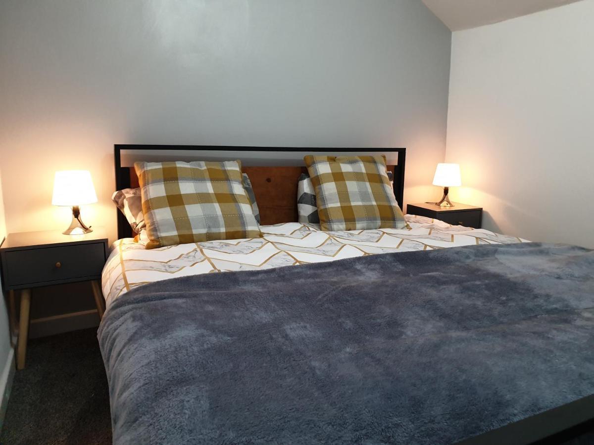 Stunning 5 Bed House, 2 Mins To And Town, With Free Parking *