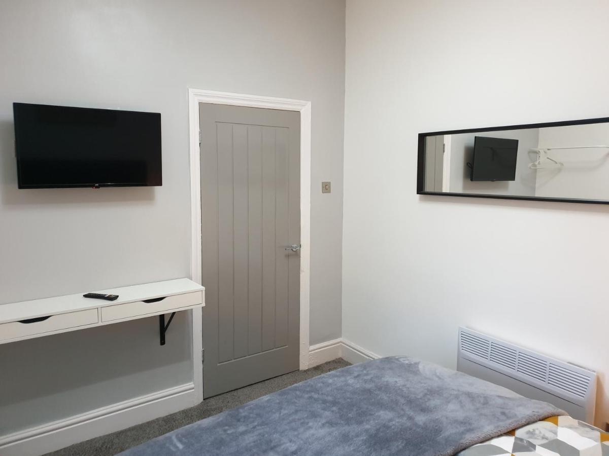 Stunning 5 Bed House, 2 Mins To And Town, With Free Parking Holiday home *