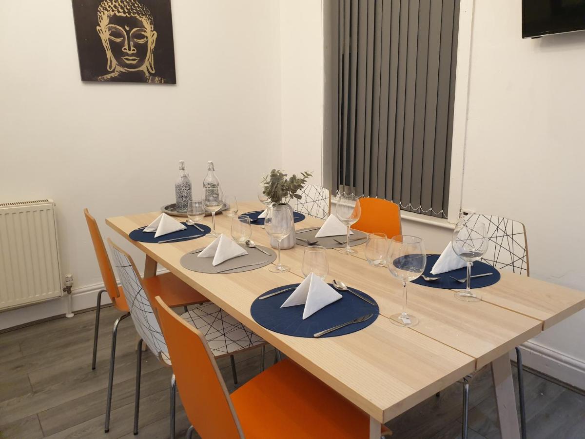 Stunning 5 Bed House, 2 Mins To And Town, With Free Parking * Blackpool