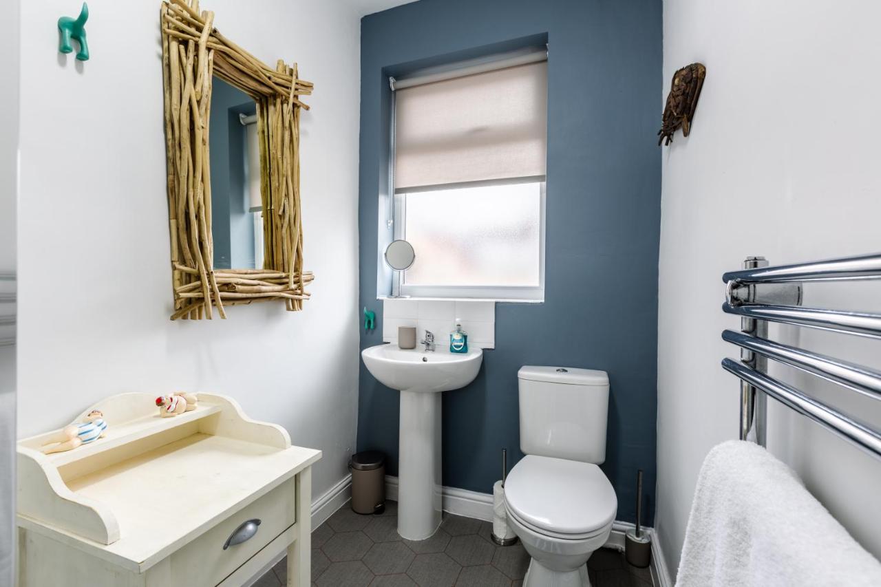 Holiday home Hillside House - 2 Bedrooms Parking Wi-fi Hospital *