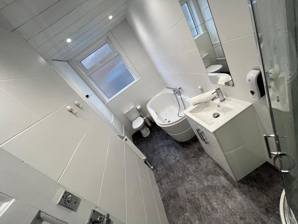 Friends House, Hot Tub, Sleeps 6 Blackpool