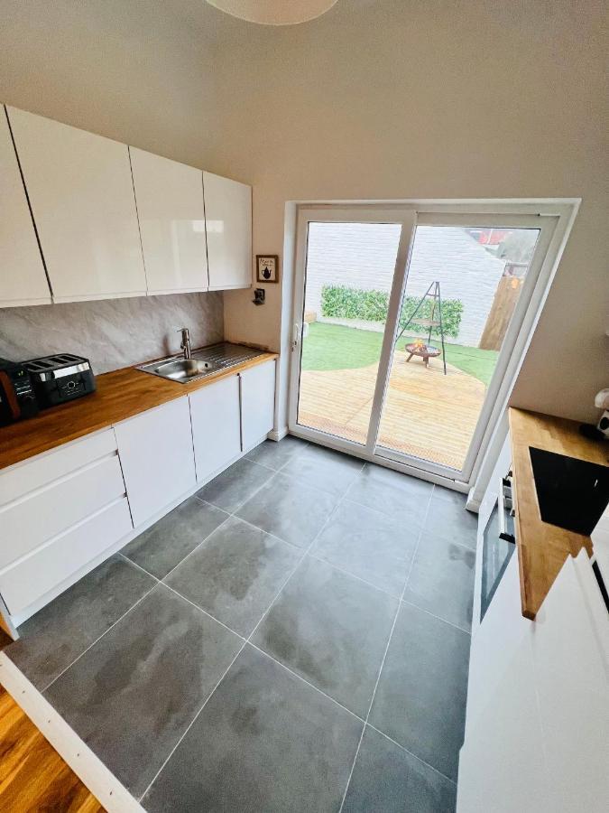 Apartment Stunning, Modern & Spacious! With Outdoor Fire Pit Blackpool