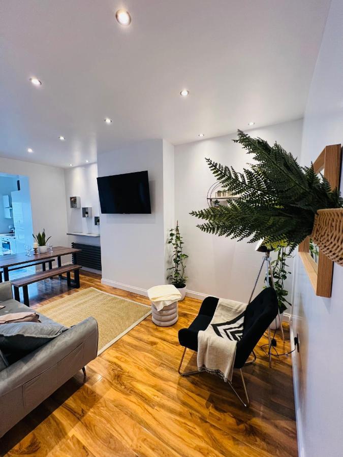Stunning, Modern & Spacious! With Outdoor Fire Pit Apartment
