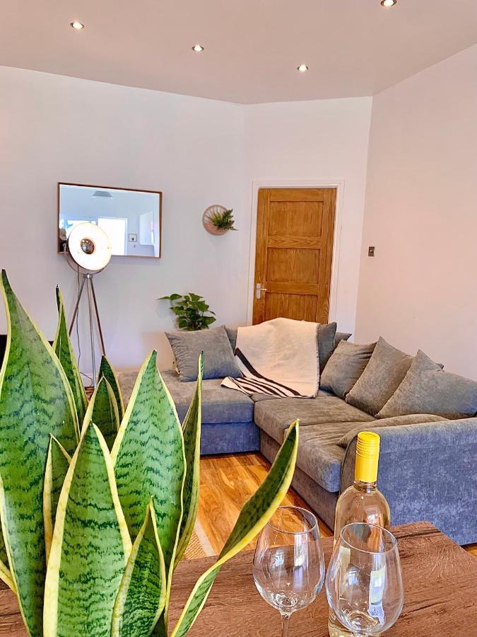 Stunning, Modern & Spacious! With Outdoor Fire Pit Apartment *