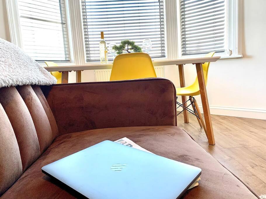 Beautiful Space Stylish And Modern! Perfect Location Apartment