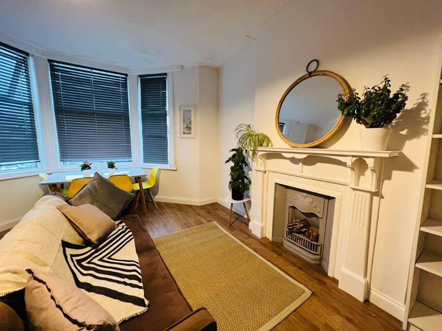 Beautiful Space Stylish And Modern! Perfect Location Apartment