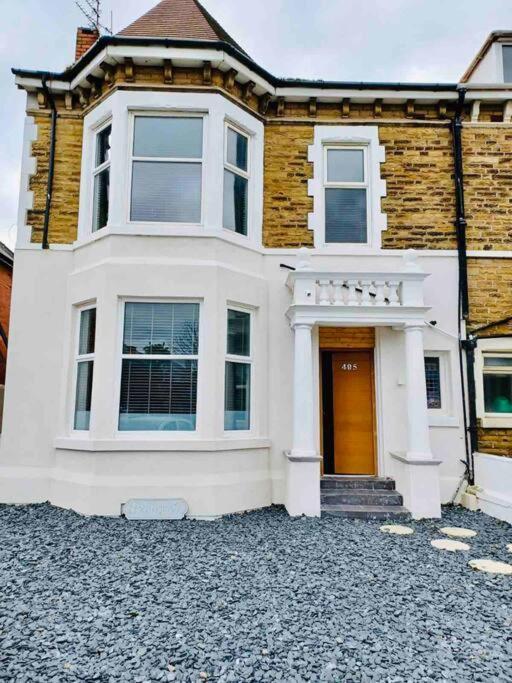 Beautiful Space Stylish And Modern! Perfect Location *