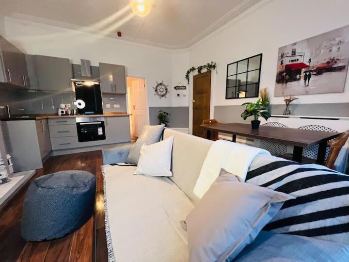 Beautiful Stylish And Modern Space! Perfect Location Apartment
