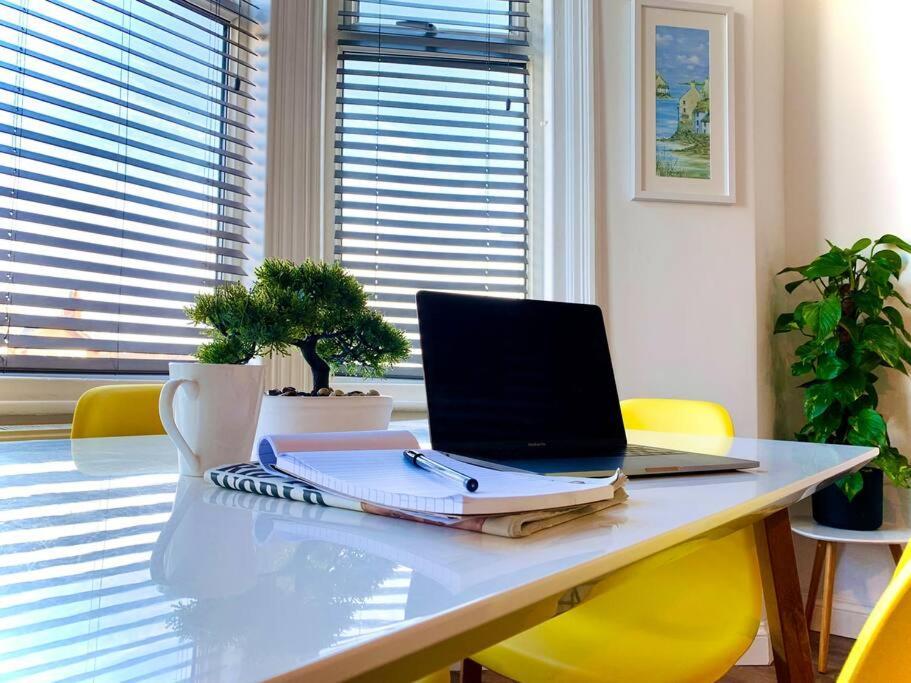 Beautiful Space Stylish And Modern! Perfect Location *