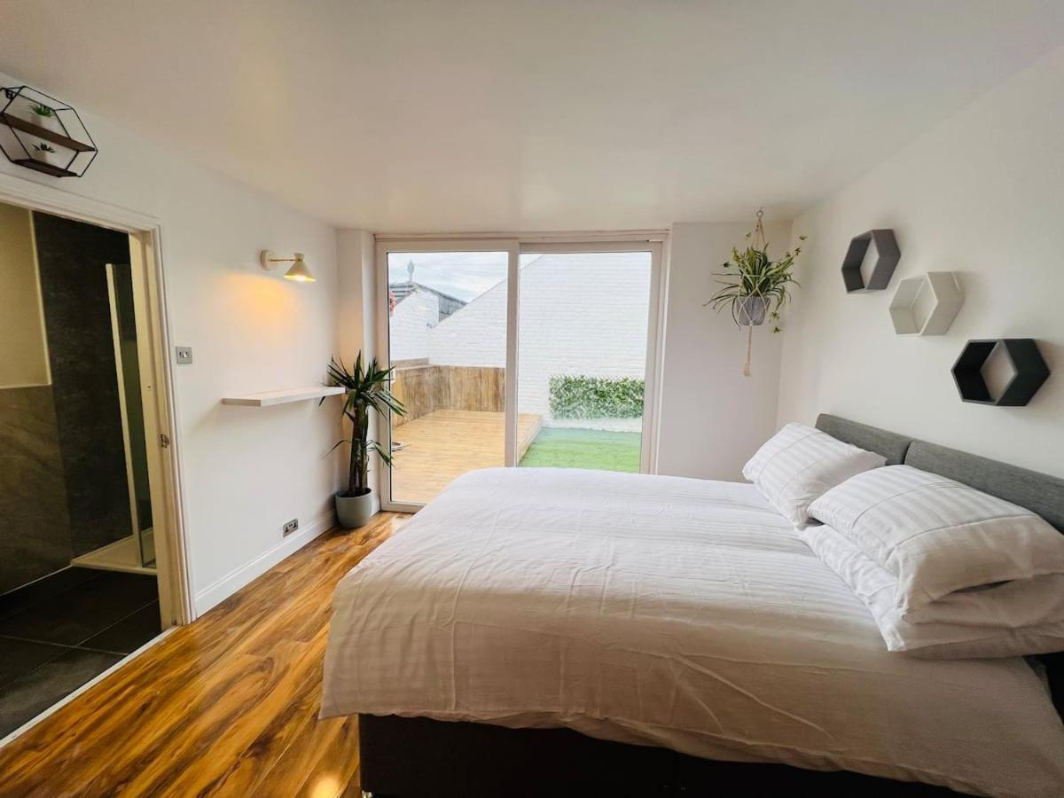 Stunning, Modern & Spacious! With Outdoor Fire Pit Apartment
