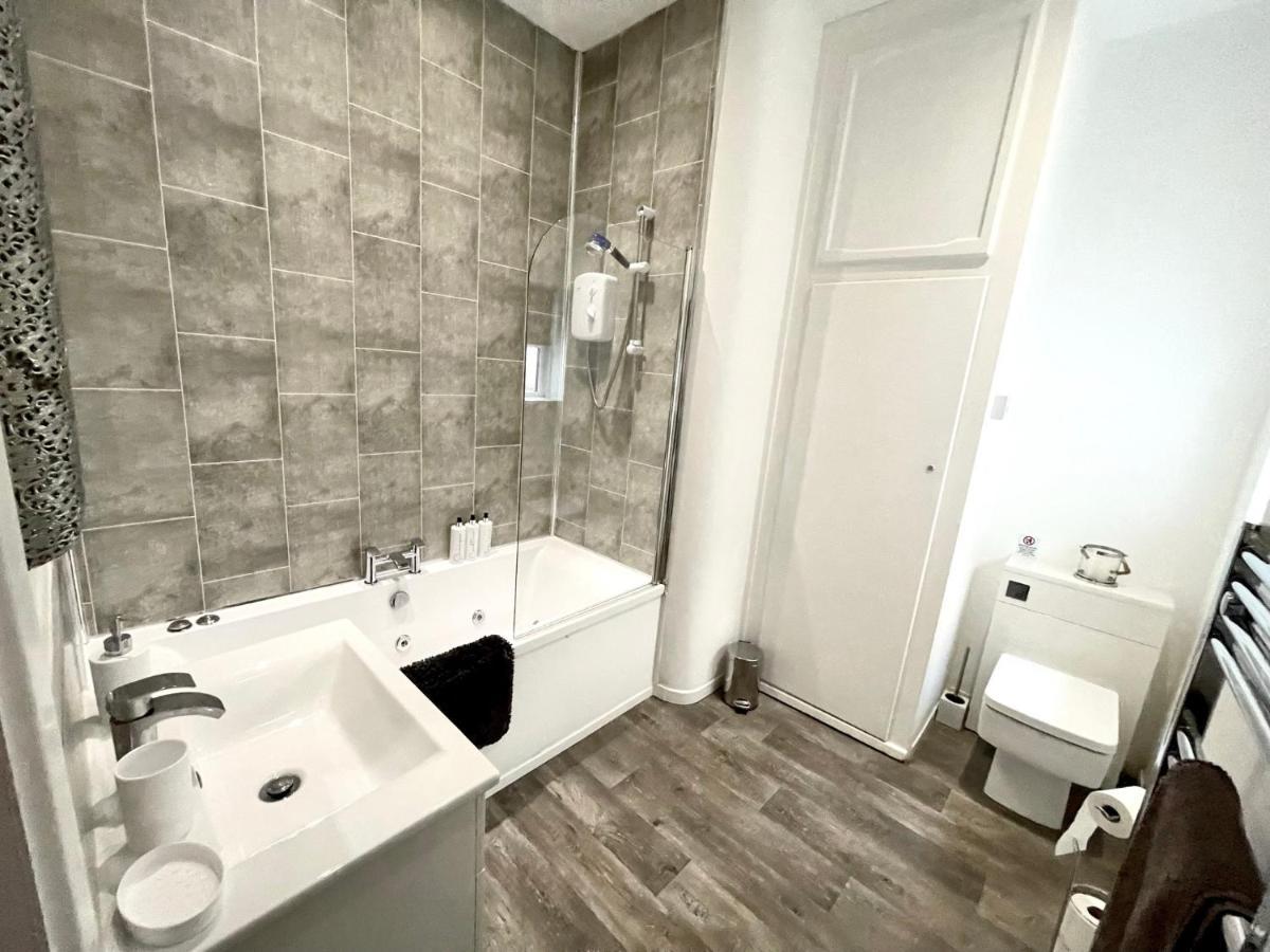 Apartment Reads Luxury Jacuzzi Blackpool