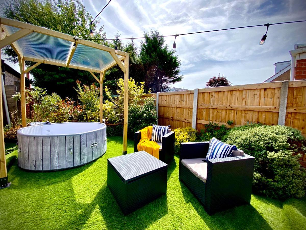 Remarkable 3-bed Hot Tub House In Holiday home *
