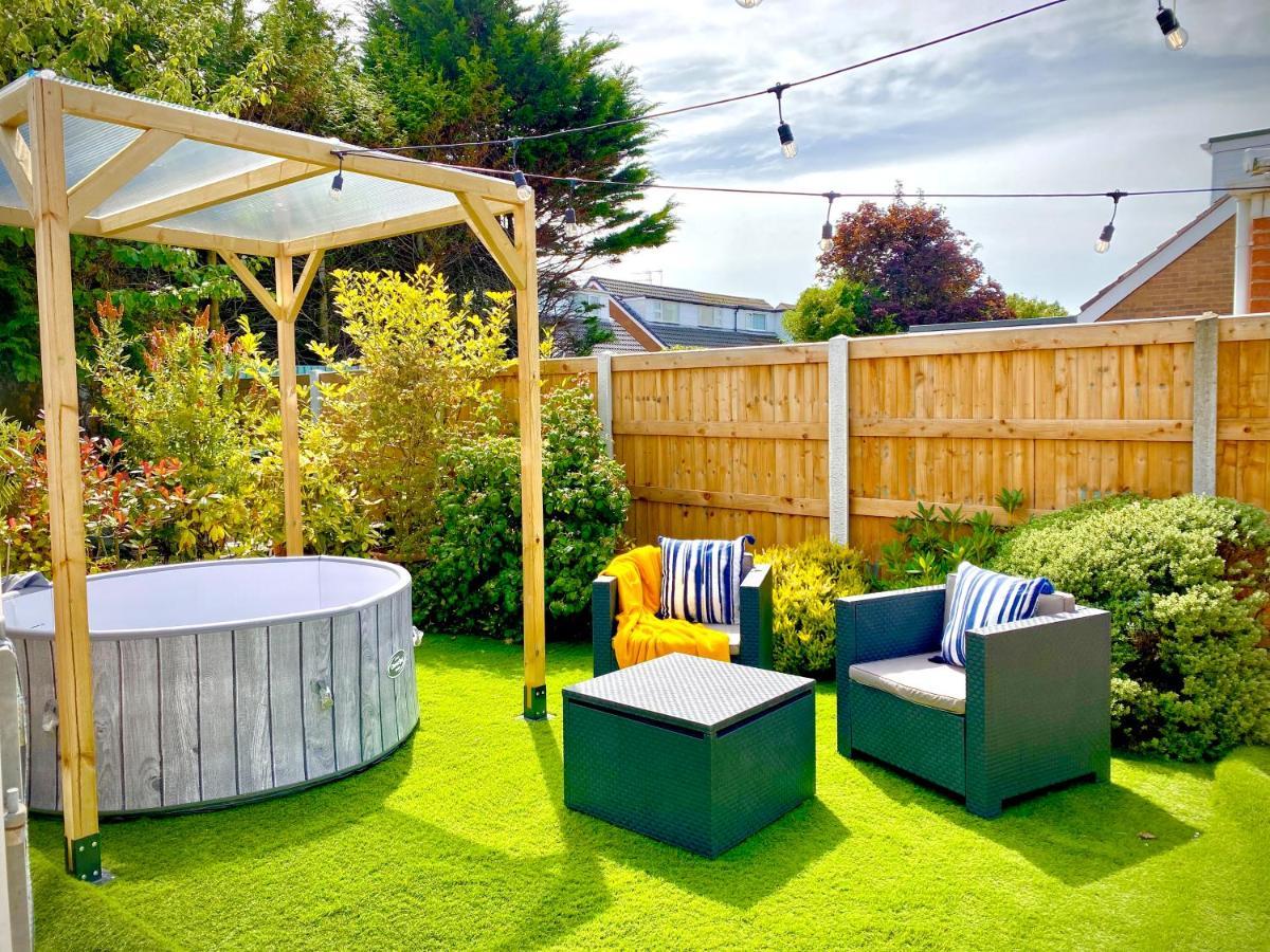 Remarkable 3-bed Hot Tub House In Holiday home *