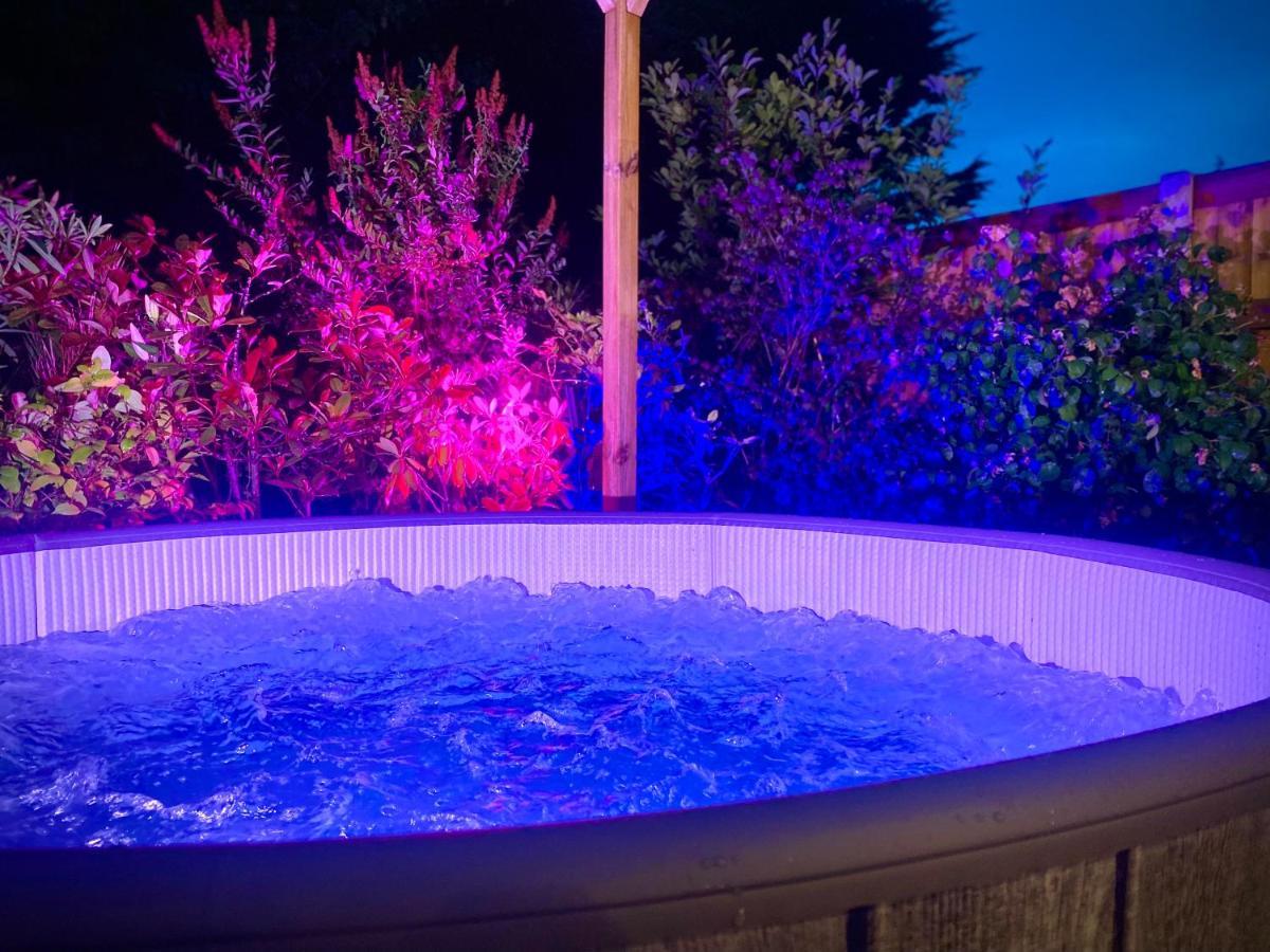 Holiday home Remarkable 3-bed Hot Tub House In