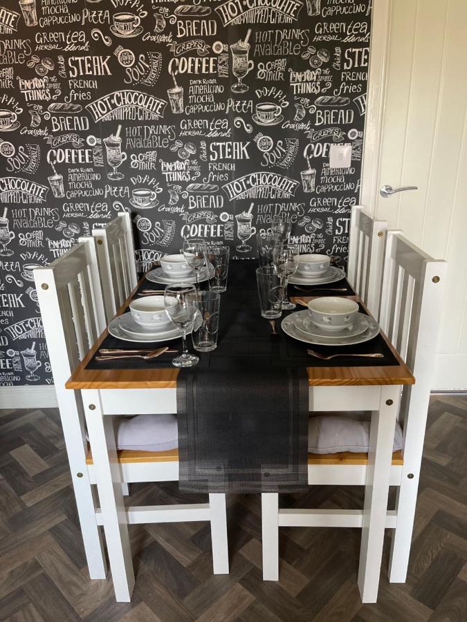 Cheerful 3 Bedroom Town House With Hot Tub Holiday home